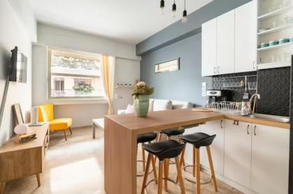 Sunny apartment right under Parthenon