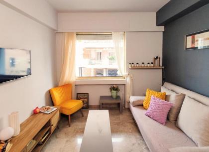 Sunny apartment right under Parthenon - image 2