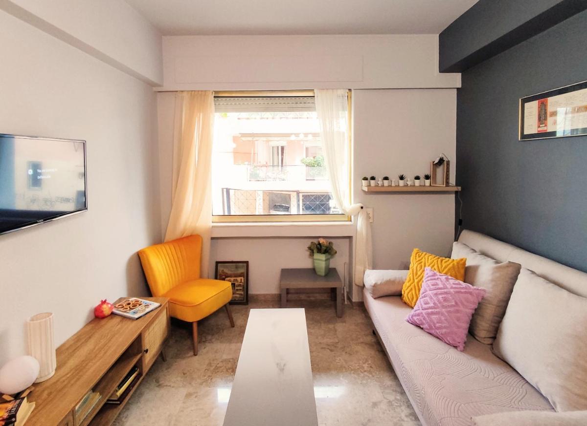Sunny apartment right under Parthenon - image 2