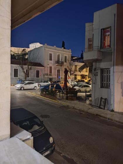 Sunny apartment right under Parthenon - image 3