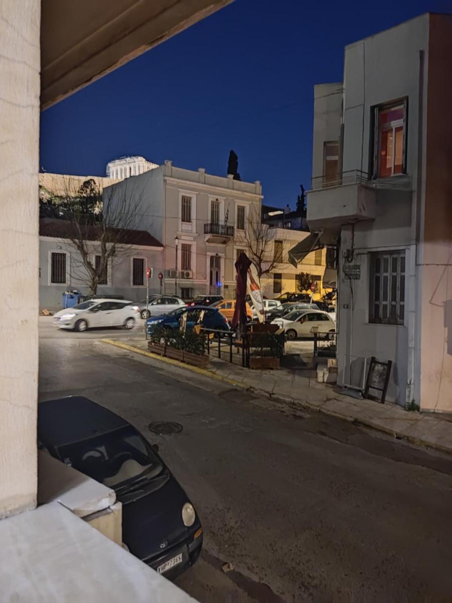 Sunny apartment right under Parthenon - image 3