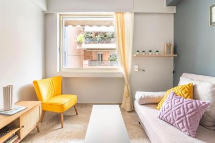 Sunny apartment right under Parthenon - image 9