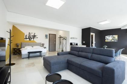 Hip And Fun Apt A