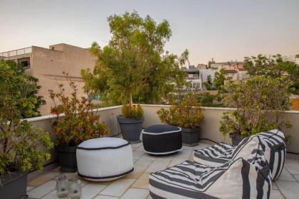 Apartment with a Sharing Rooftop Deck - image 11