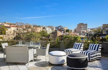 Apartment with a Sharing Rooftop Deck - image 9