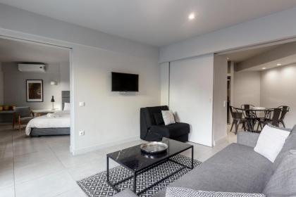 Deluxe apt with a Sharing Rooftop Deck - image 10