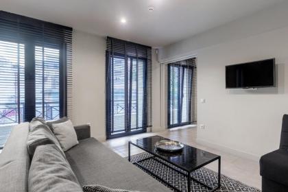 Deluxe apt with a Sharing Rooftop Deck - image 11