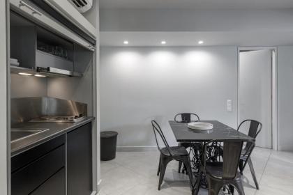Deluxe apt with a Sharing Rooftop Deck - image 12