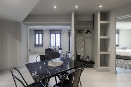 Deluxe apt with a Sharing Rooftop Deck - image 19