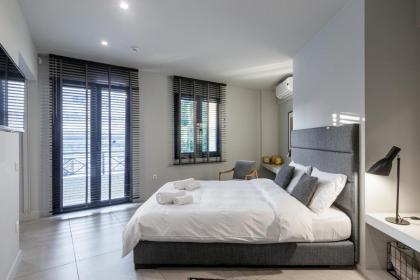 Deluxe apt with a Sharing Rooftop Deck - image 2
