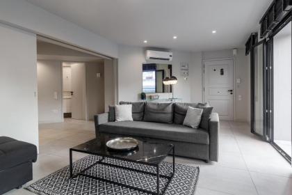 Deluxe apt with a Sharing Rooftop Deck - image 3