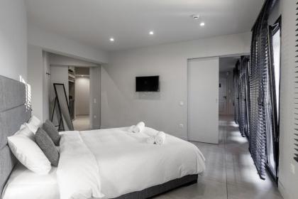 Deluxe apt with a Sharing Rooftop Deck - image 6