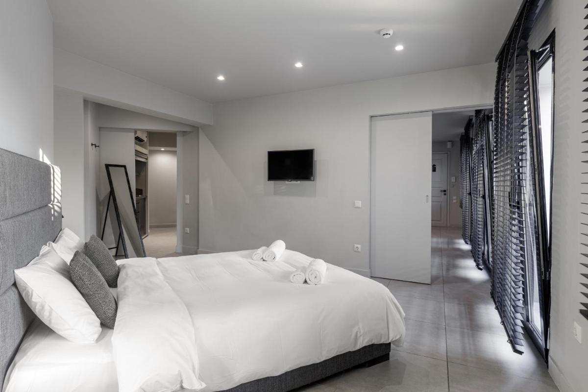 Deluxe apt with a Sharing Rooftop Deck - image 6