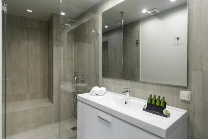 Deluxe apt with a Sharing Rooftop Deck - image 7