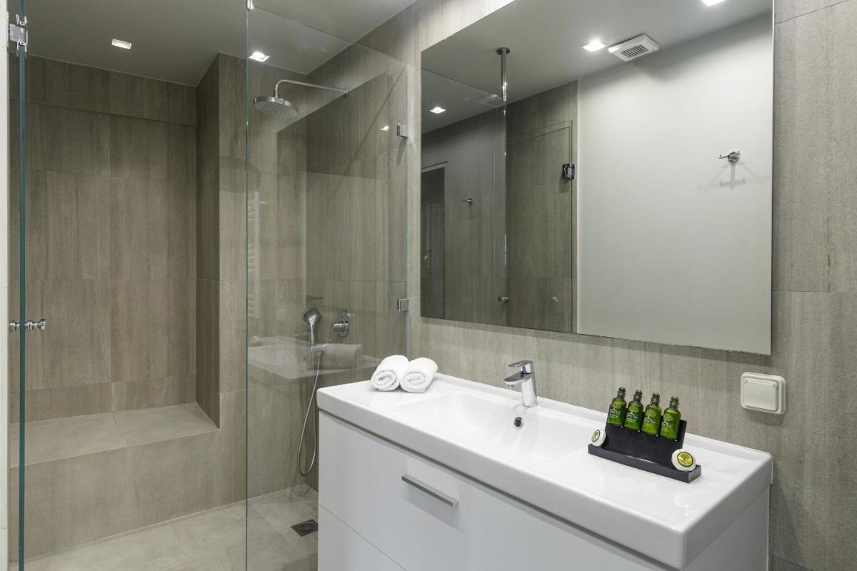 Deluxe apt with a Sharing Rooftop Deck - image 7