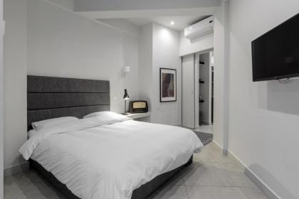 Ultimate 3 Apt Building in the Center for 15 ppl