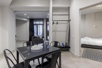 Ultimate 3 Apt Building in the Center for 15 ppl - image 10