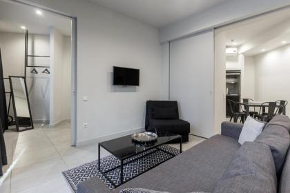 Ultimate 3 Apt Building in the Center for 15 ppl - image 11