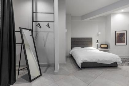Ultimate 3 Apt Building in the Center for 15 ppl - image 18