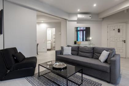 Ultimate 3 Apt Building in the Center for 15 ppl - image 6