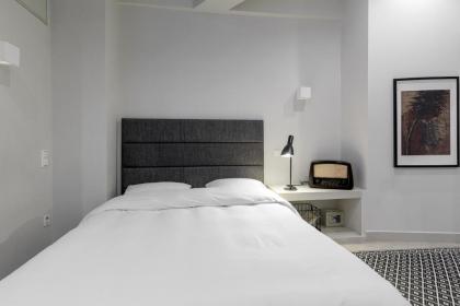 Ultimate 3 Apt Building in the Center for 15 ppl - image 7