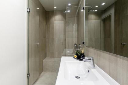 Ultimate 3 Apt Building in the Center for 15 ppl - image 8