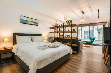 Sanders Home Suites - Charming Studio Apartment