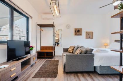 Sanders Home Suites - Delightful Studio Apartment