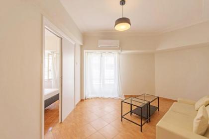 Spacious 3 bedroom apt in Eksarchia - image 4