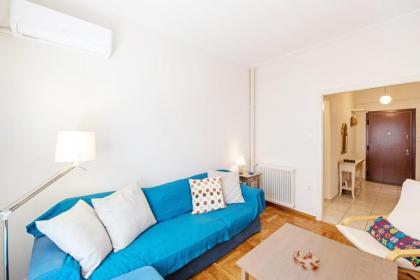Quiet Central apt in picturesque Pagrati - image 3