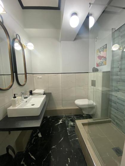 5 Rooms - image 10