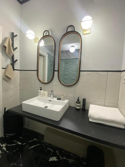 5 Rooms - image 7