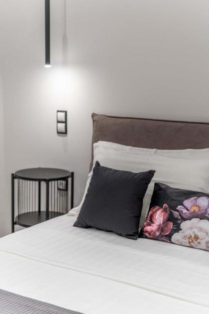 Minimalist & artistic apt close to the Center - image 10