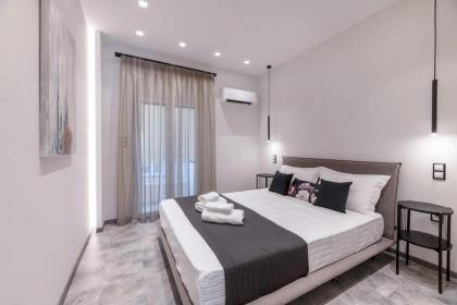 Minimalist & artistic apt close to the Center - image 11