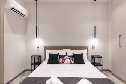 Minimalist & artistic apt close to the Center - image 12