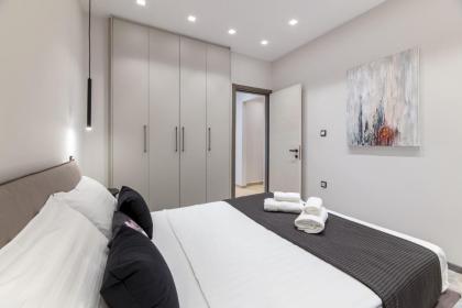 Minimalist & artistic apt close to the Center - image 13