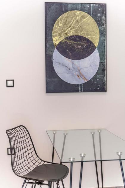 Minimalist & artistic apt close to the Center - image 14