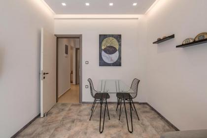 Minimalist & artistic apt close to the Center - image 15