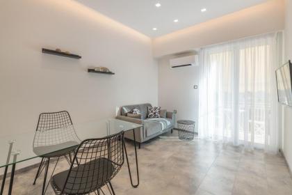 Minimalist & artistic apt close to the Center - image 17