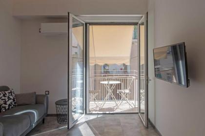 Minimalist & artistic apt close to the Center - image 19