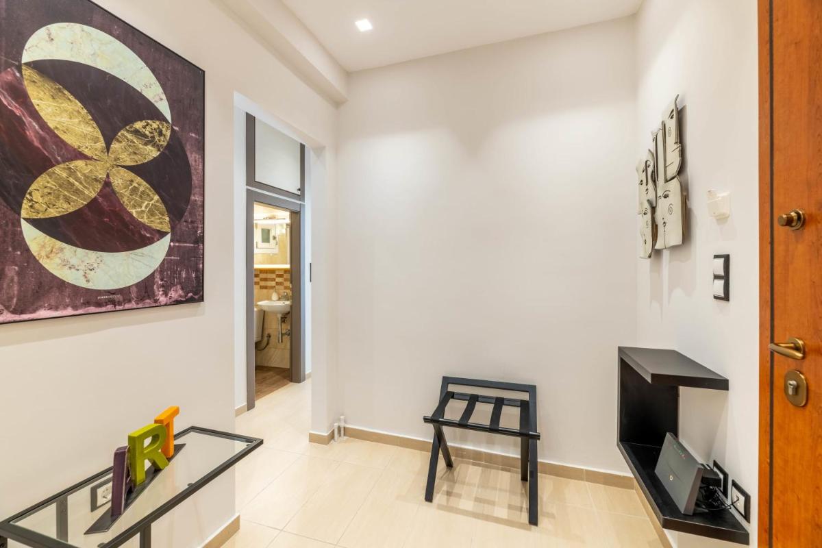 Minimalist & artistic apt close to the Center - image 2