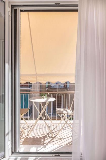 Minimalist & artistic apt close to the Center - image 20
