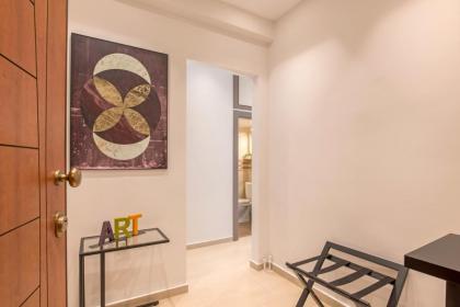 Minimalist & artistic apt close to the Center - image 7