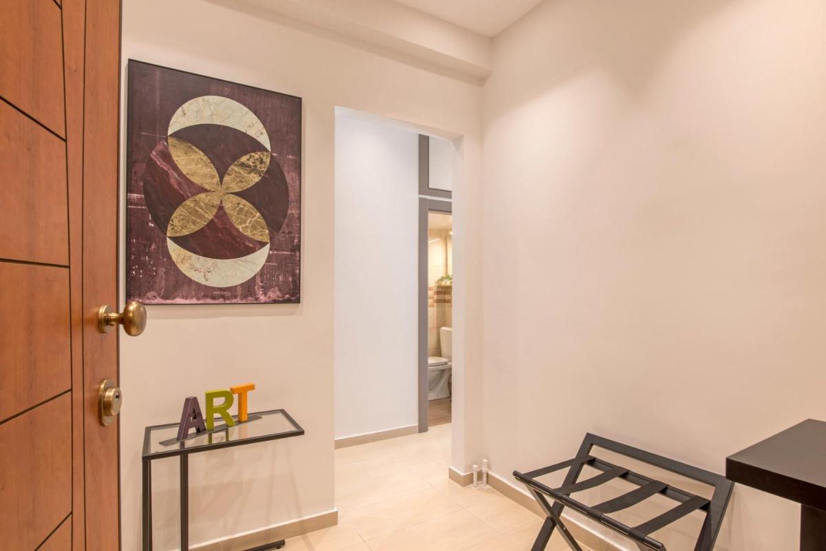 Minimalist & artistic apt close to the Center - image 7