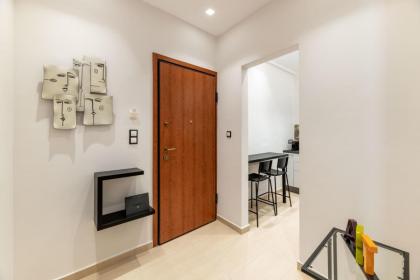 Minimalist & artistic apt close to the Center - image 8
