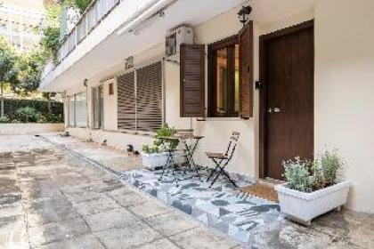 Cute tiny apartment opposite of the Flisvos marina Athens