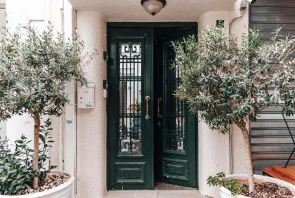 Monastiraki-Psiri Old Town 3-bdr apt sleep 6-10p spacious court yard