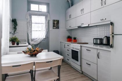 Monastiraki-Psiri Old Town 3-bdr apt sleep 6-10p spacious court yard - image 10