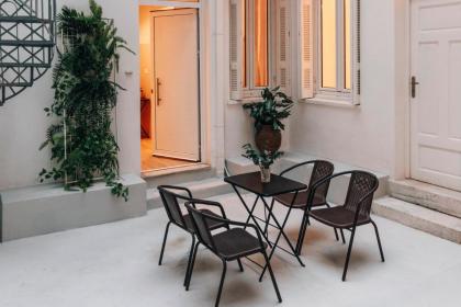 Monastiraki-Psiri Old Town 1-bdr apt sleep 2-4p spacious court yard - image 12