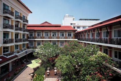Rambuttri Village Inn & Plaza - image 1